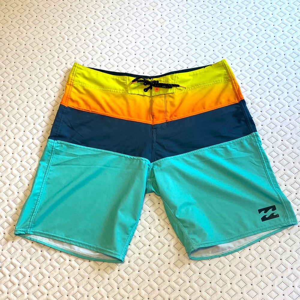 Billabong Platinum X Mens size 34 swim shorts - Rare sunset color - Like new